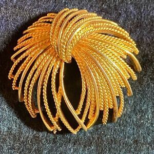 Vintage Monet Spray Starburst Gold Pin Brooch